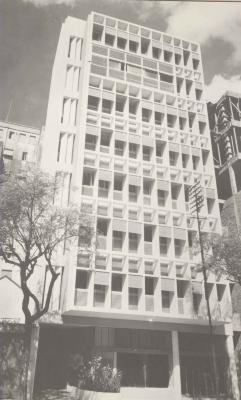Fachada do Edifício Mamãe. [s.d.]. [Autoria não identificada]. Fonte: Acervo Núcleo de Pesquisa e Documentação (NPD), Faculdade de Arquitetura e Urbanismo da Universidade Federal do Rio de Janeiro. 