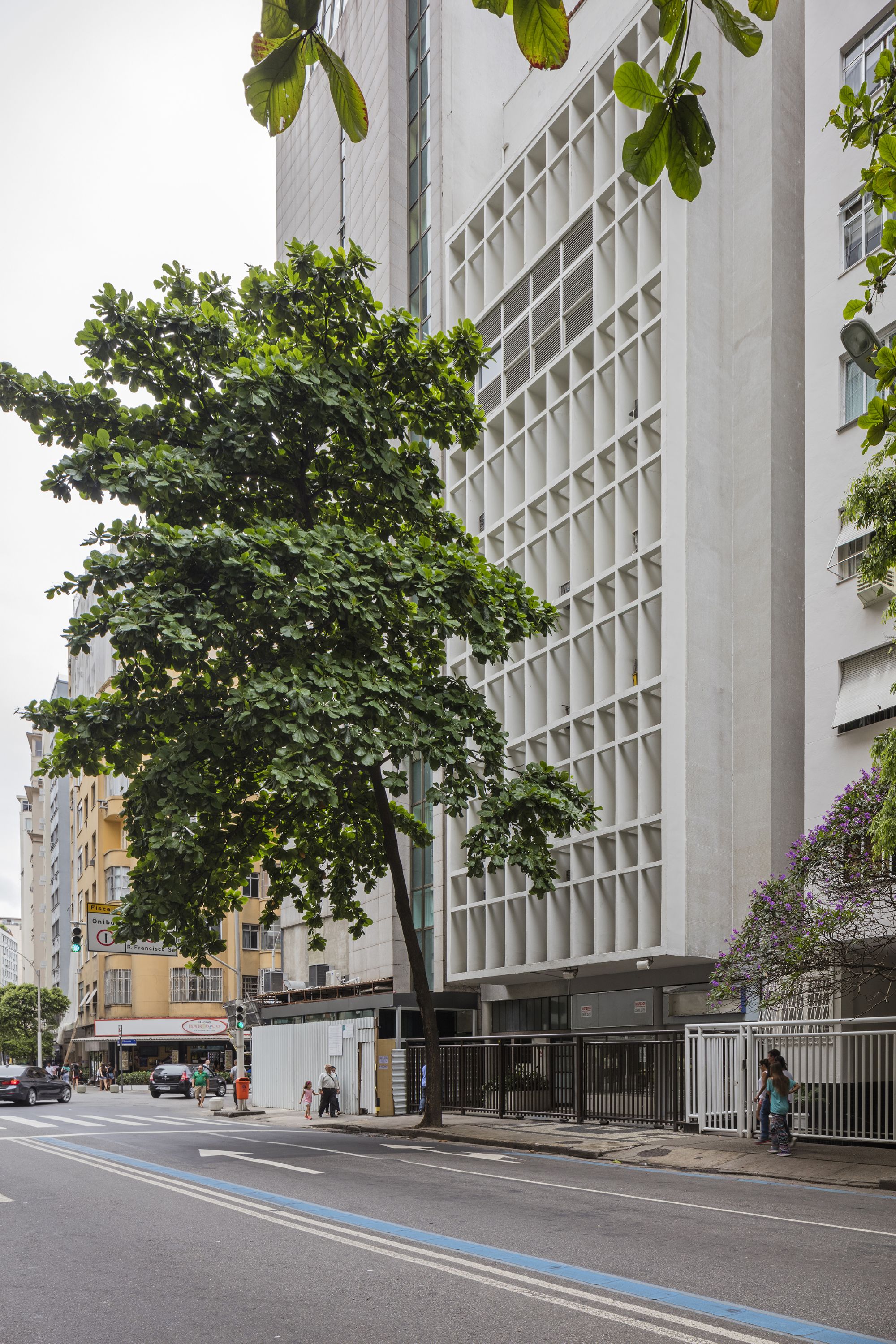 Fachada do edifício [título atribuído]. Fotografia de Leonardo Finotti. 