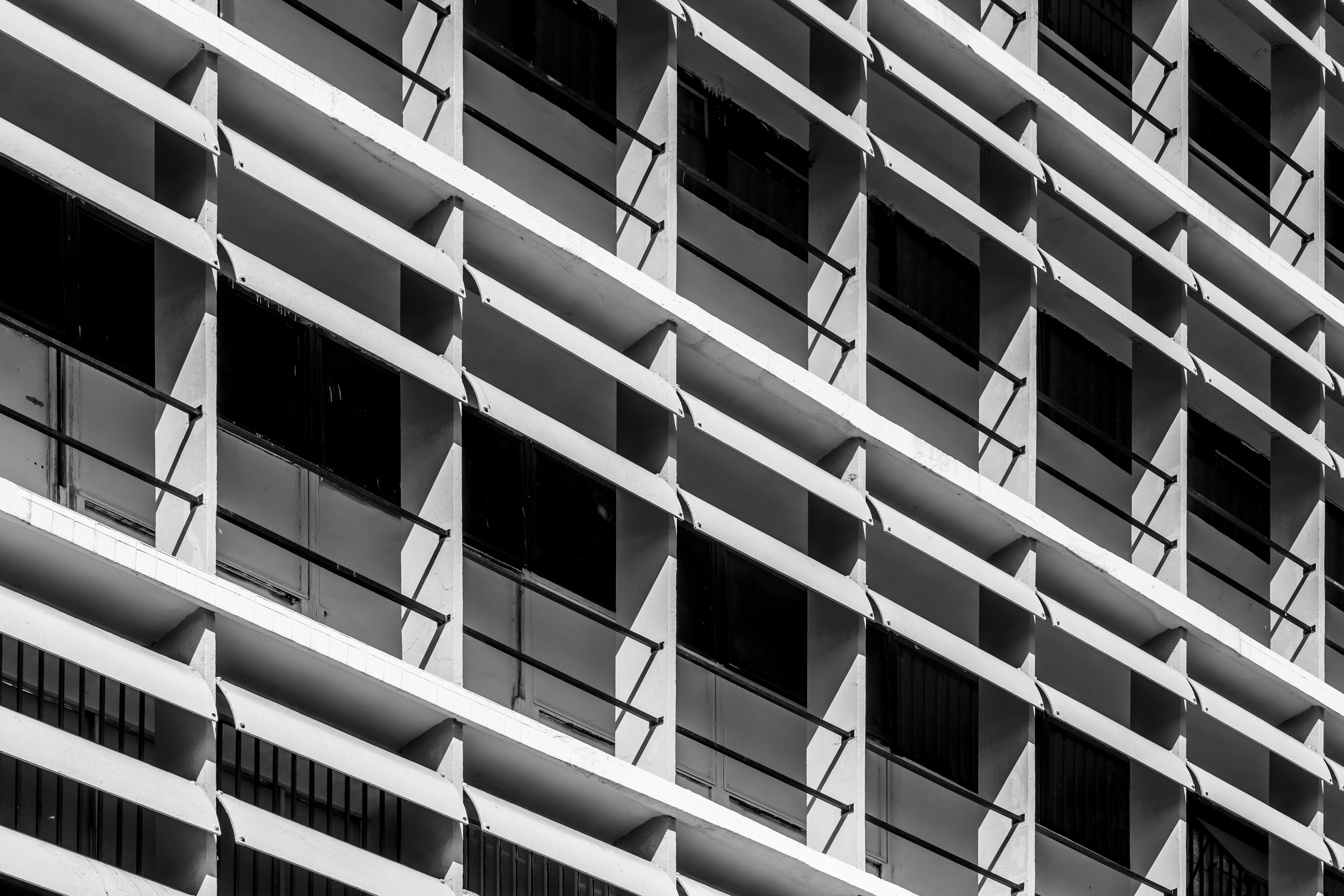 Detalhe dos brises da fachada [título atribuído]. Fotografia de Rafael Schimidt