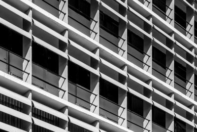 Detalhe dos brises da fachada [título atribuído]. Fotografia de Rafael Schimidt