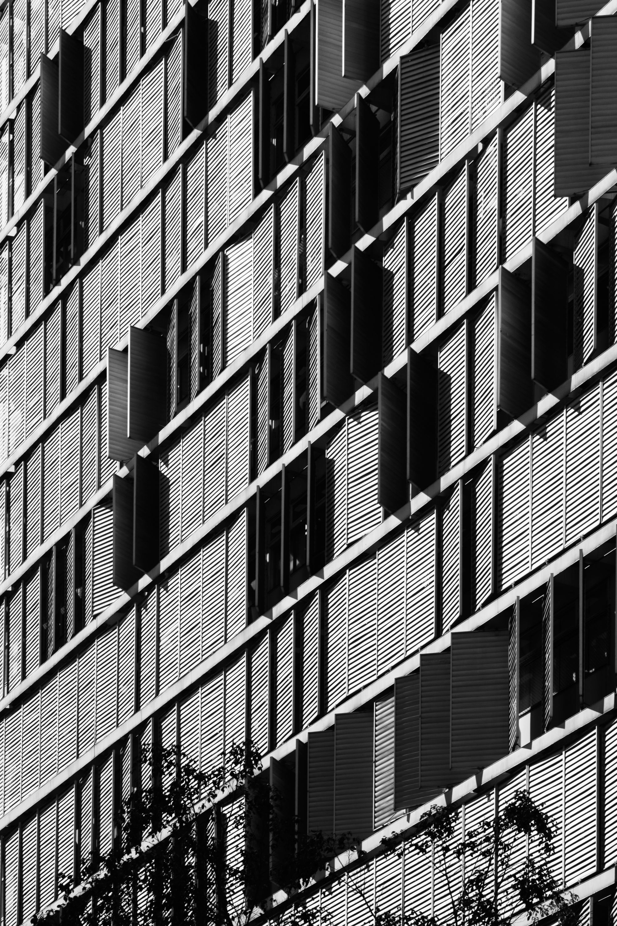 Detalhe dos brises do edifício Abaeté [título atribuído]. Fotografia de Nelson Kon.