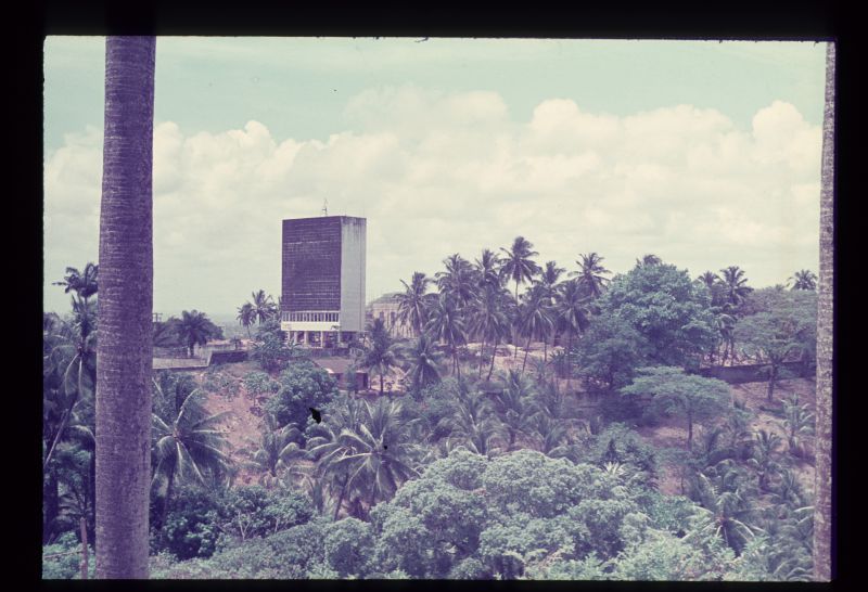 Edifício inserido na paisagem [título atribuído], c. 1974. Fotografia: Carlos Alberto Cerqueira Lemos. Fonte: Arquigrafia.