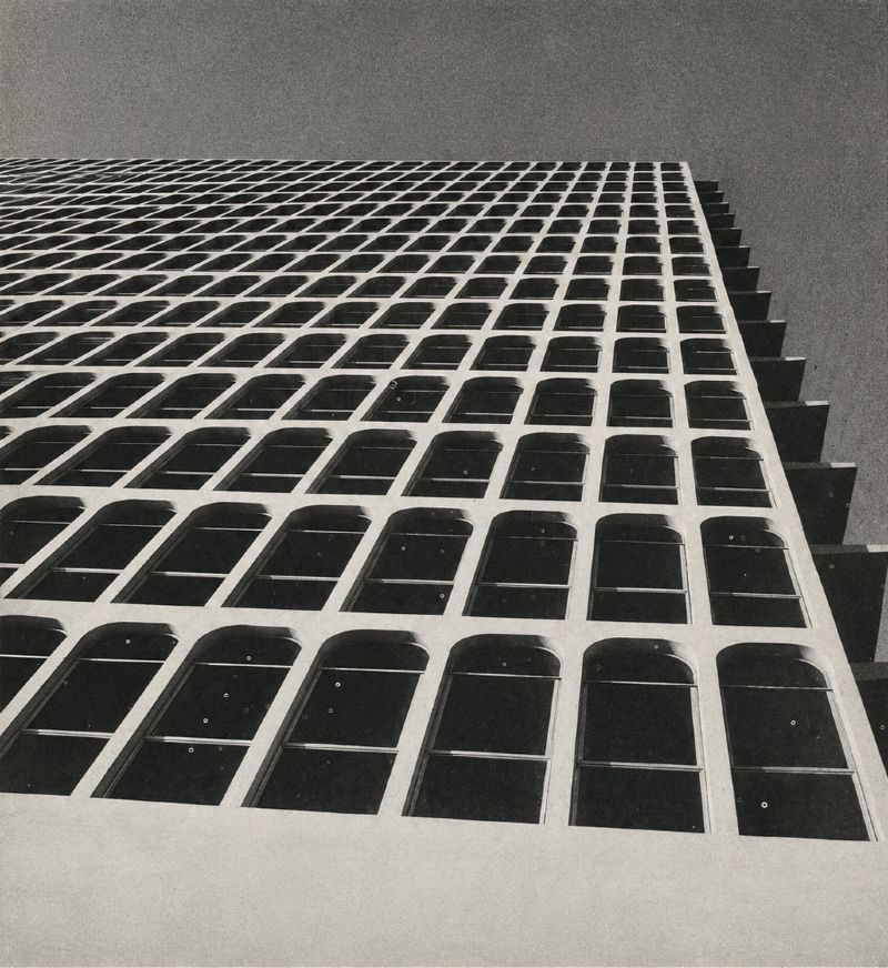 Fachada em concreto aparente com abóbadas [título atribubuído],c. 1980 [Autoria não identificada]. Fonte: JULIANO,Miguel; SUCHODOLSKI, Suely. Arquiteto Miguel Juliano. Cadernos Brasileiros. Projeto, v.3, p.40, fev. 1980.