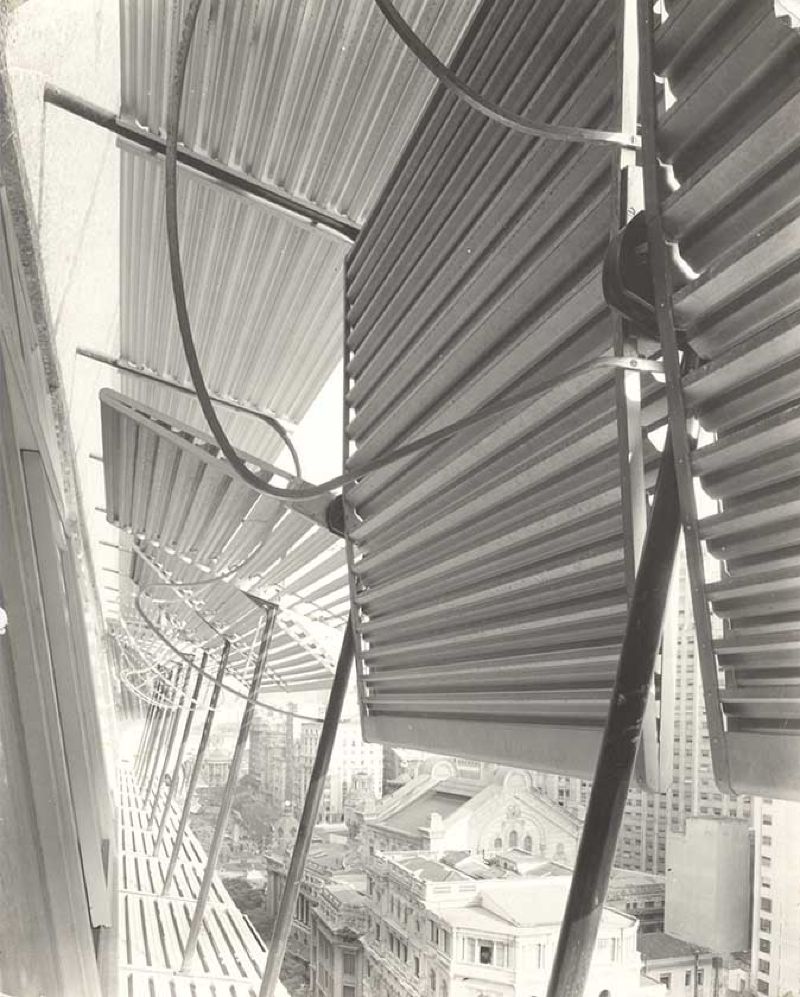 Detalhe dos brises móveis de alumínio [título atribuído], c. 1953. Autoria não identificada. Fonte: NPD/UFRJ.